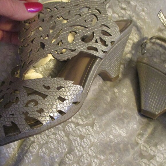 new impo memory foam gold sandales sz 6 1/2 M tried on but too small - Picture 2 of 5